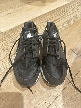Nike Women Black Athletic Sneakers